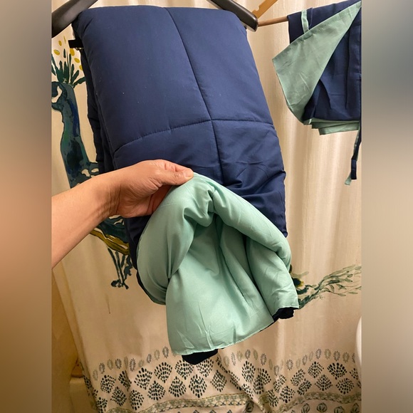 Double sided comforter and two pillow shams - Picture 5 of 6